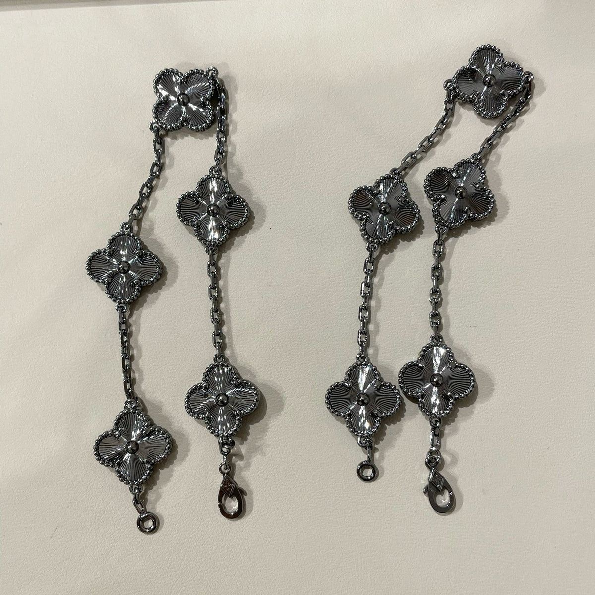 [⭐Spark]CLOVER 5 MOTIF BLACK BRACELET
