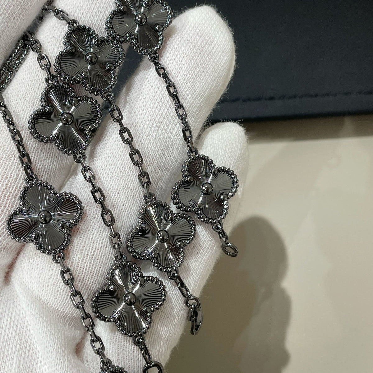 [⭐Spark]CLOVER 5 MOTIF BLACK BRACELET