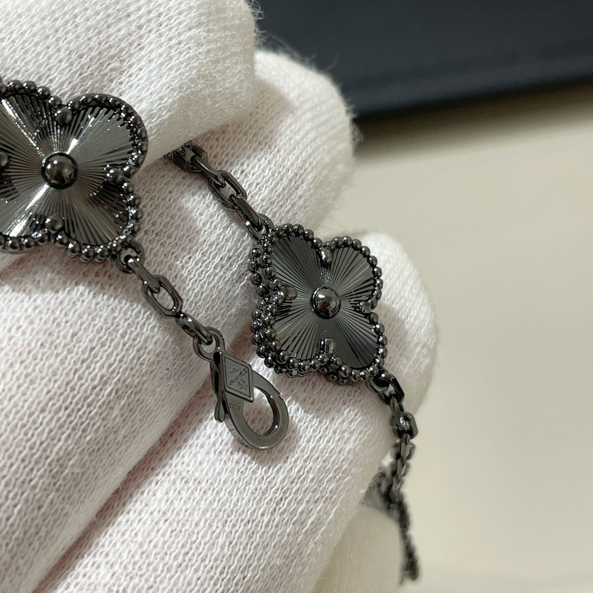 [⭐Spark]CLOVER 5 MOTIF BLACK BRACELET