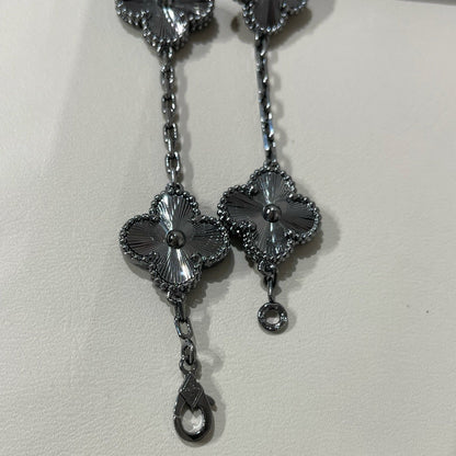 [⭐Spark]CLOVER 5 MOTIF BLACK BRACELET