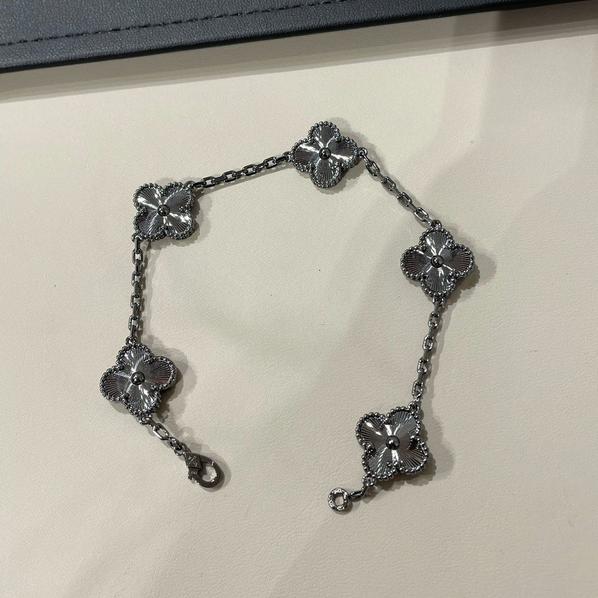 [⭐Spark]CLOVER 5 MOTIF BLACK BRACELET