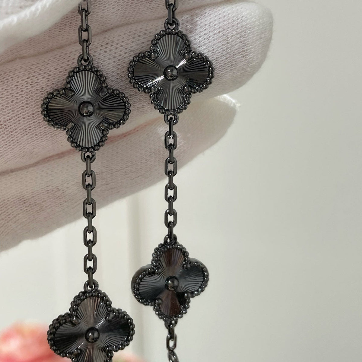 [⭐Spark]CLOVER 5 MOTIF BLACK BRACELET