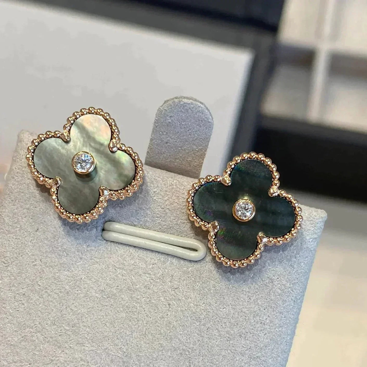 [⭐Spark]CLOVER MEDIUM 1 MOTIFS GRAY MOP  DIAMOND EARRINGS