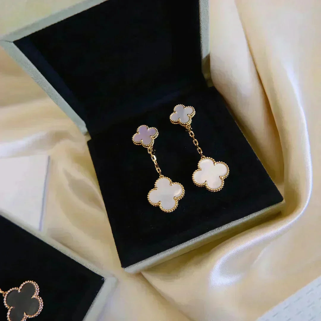 [⭐Spark]CLOVER 2 MOTIF WHITE MOP EARRINGS