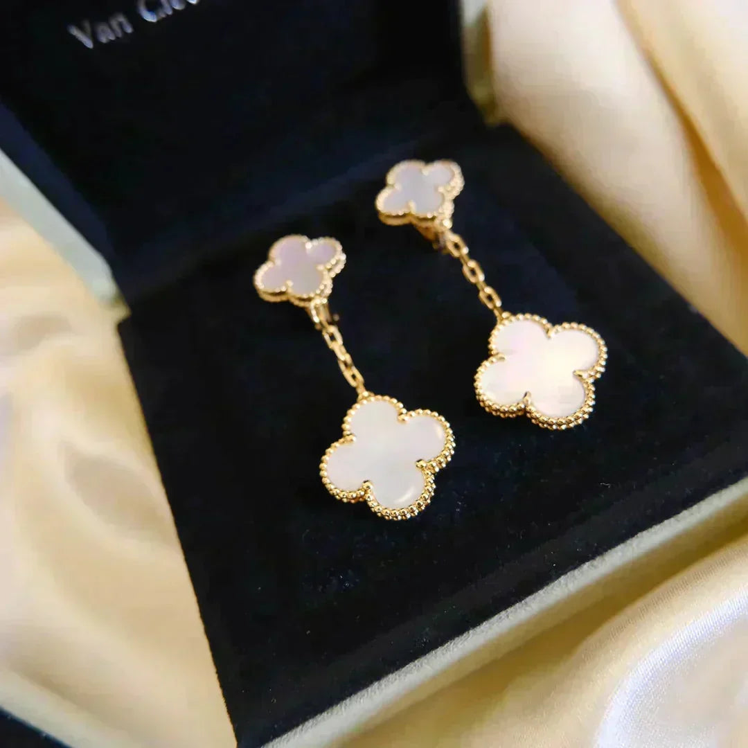 [⭐Spark]CLOVER 2 MOTIF WHITE MOP EARRINGS