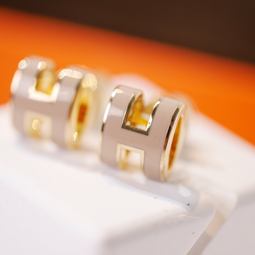 [⭐Spark]MINI POP H GOLD EARRINGS GREY