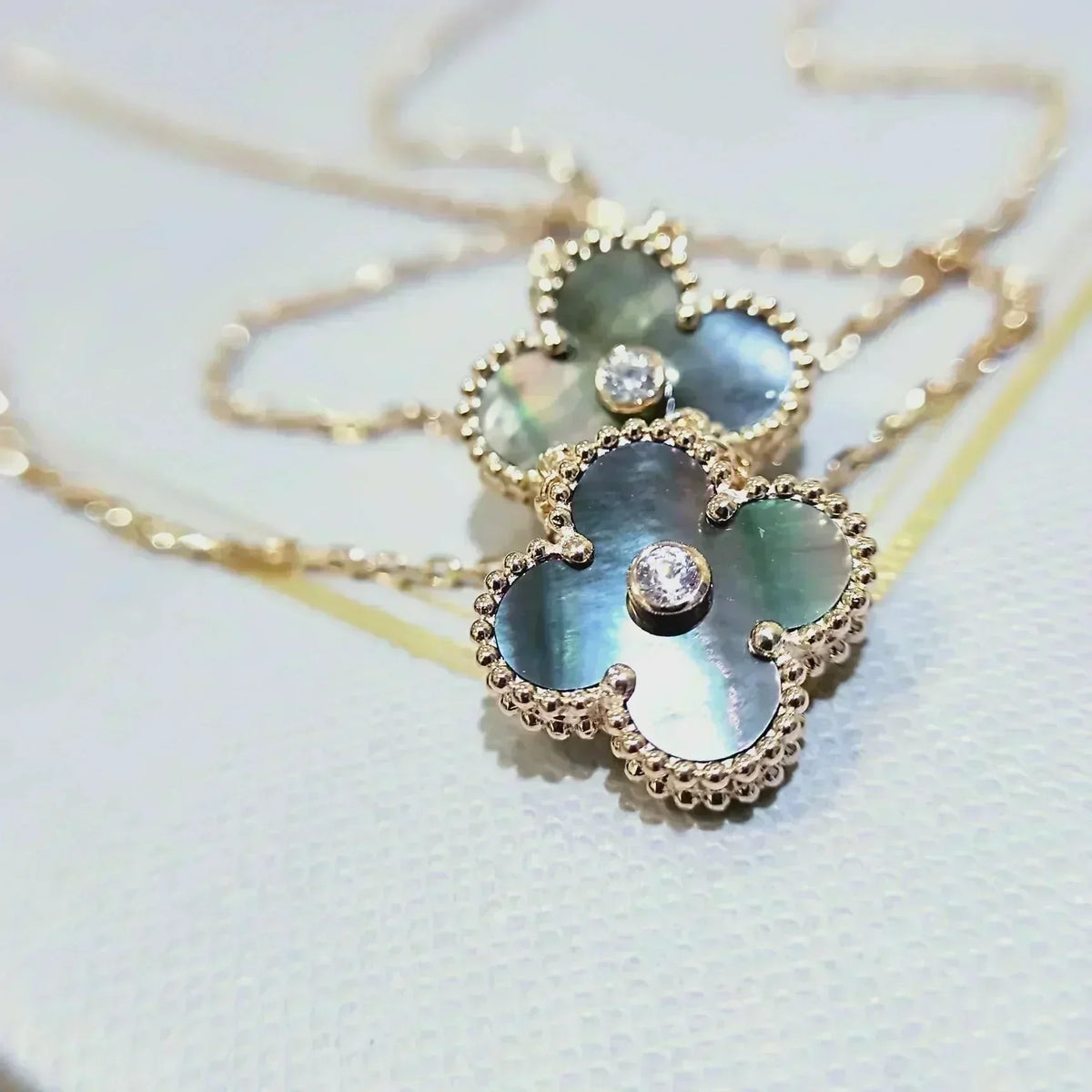 [⭐Spark]CLOVER 15MM DIAMOND AND MOTHER-OF-GREY NECKLACE