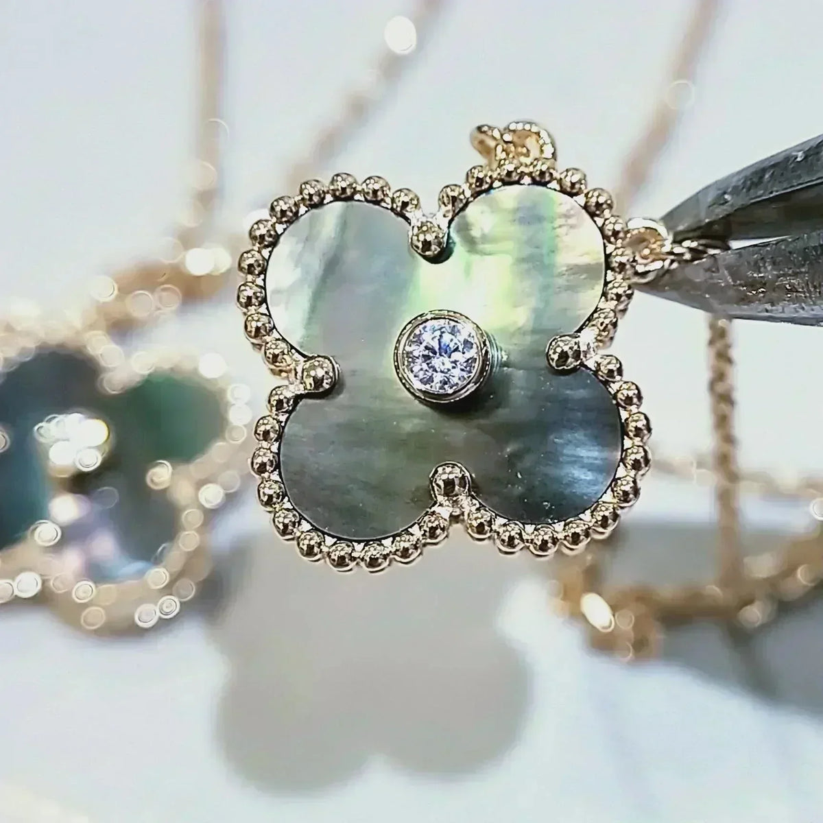 [⭐Spark]CLOVER 15MM DIAMOND AND MOTHER-OF-GREY NECKLACE