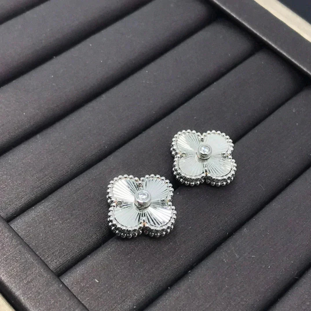 [⭐Spark]CLOVER MINI 9.5MM LASER EARRINGS