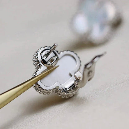 [⭐Spark]CLOVER MEDIUM 1 MOTIFS  WHITE MOP EARRINGS SILVER