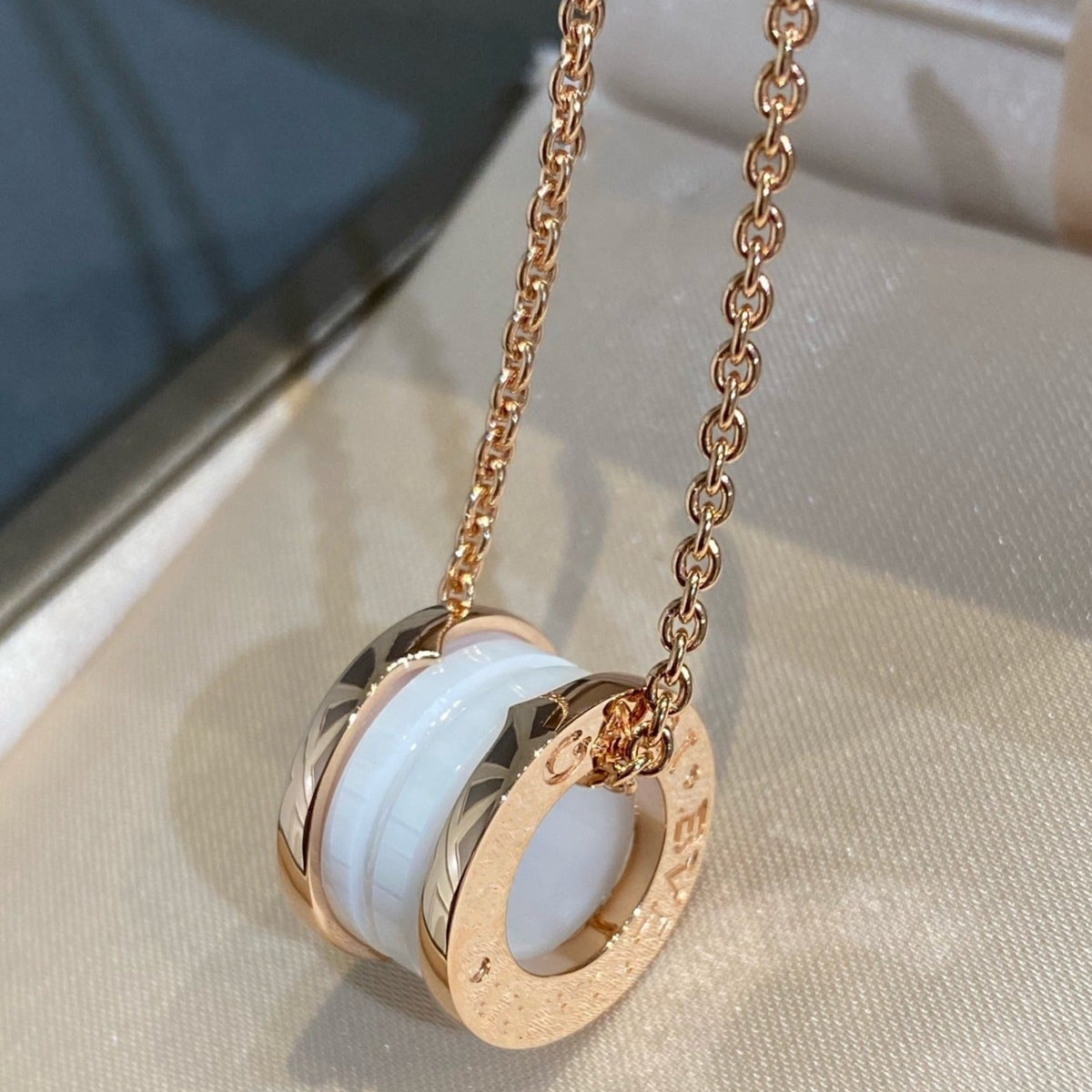 [⭐Spark]ZERO 1 WHITE CERAMIC PINK GOLD NECKLACE
