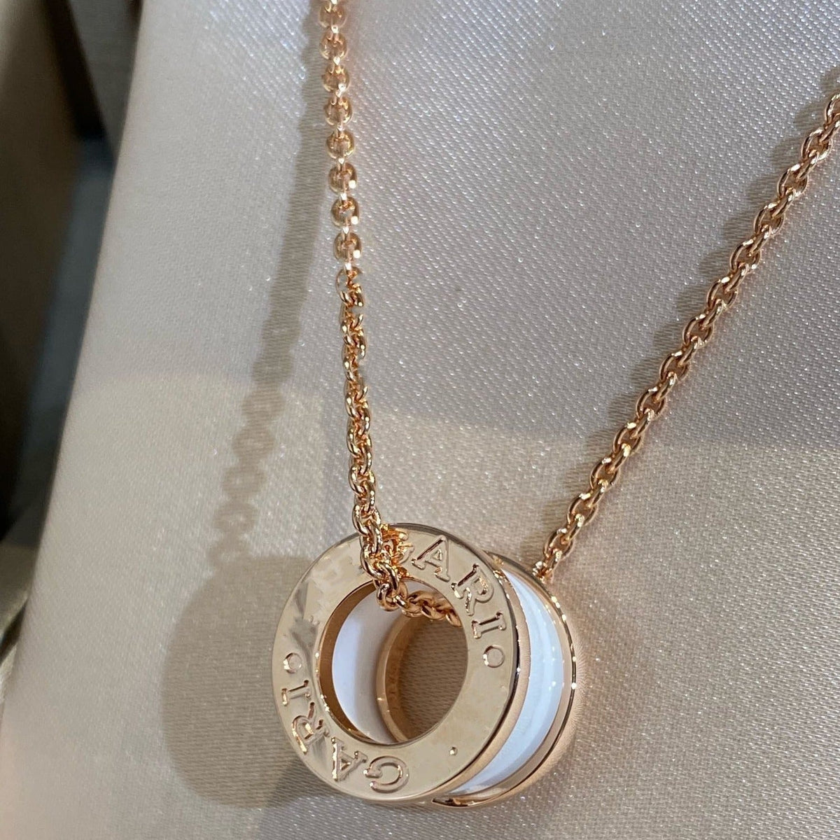 [⭐Spark]ZERO 1 WHITE CERAMIC PINK GOLD NECKLACE