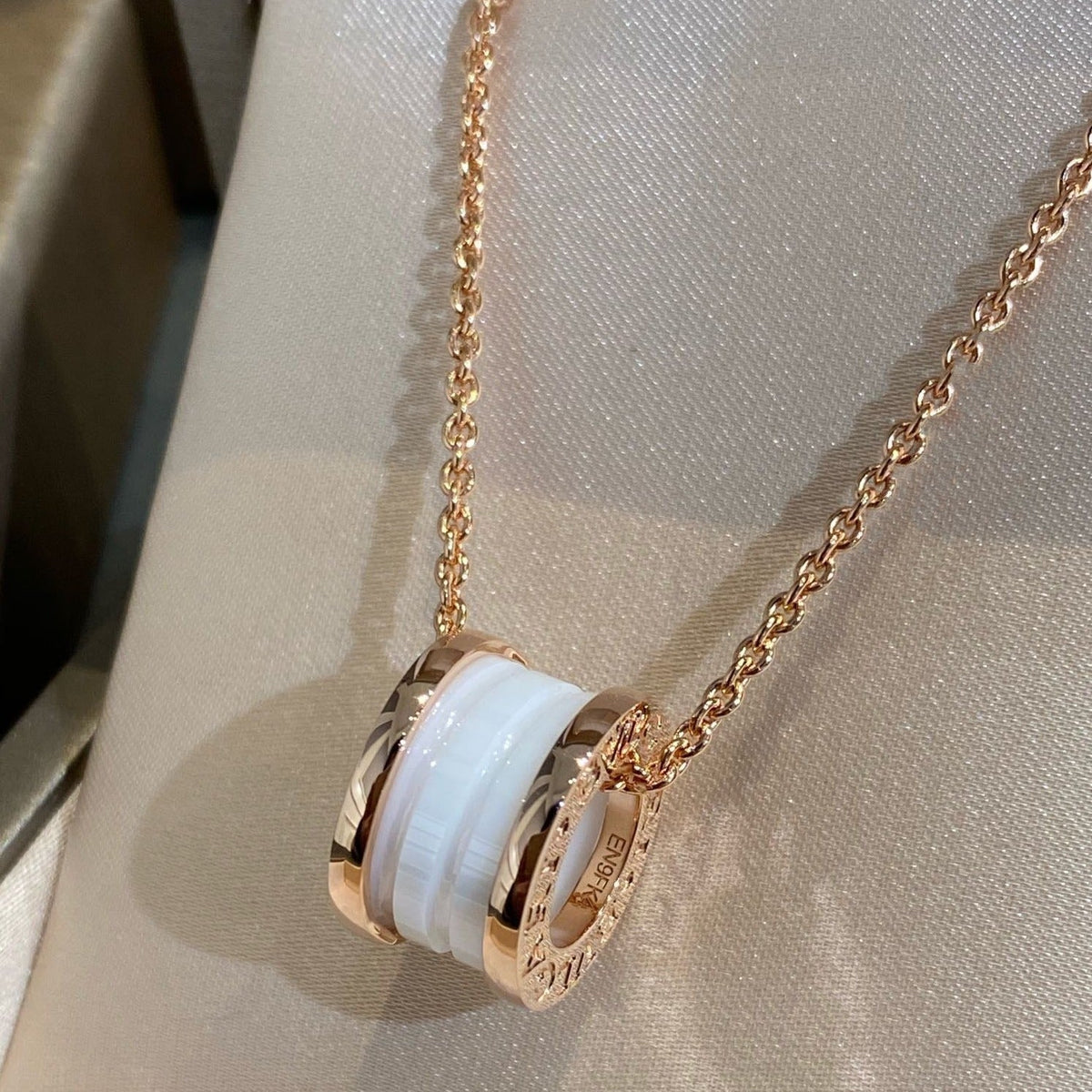 [⭐Spark]ZERO 1 WHITE CERAMIC PINK GOLD NECKLACE