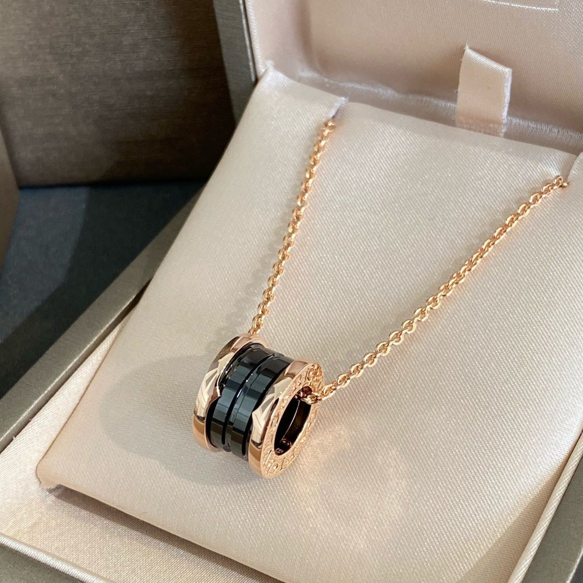 [⭐Spark]ZERO 1 BLACK CERAMIC PINK GOLD NECKLACE