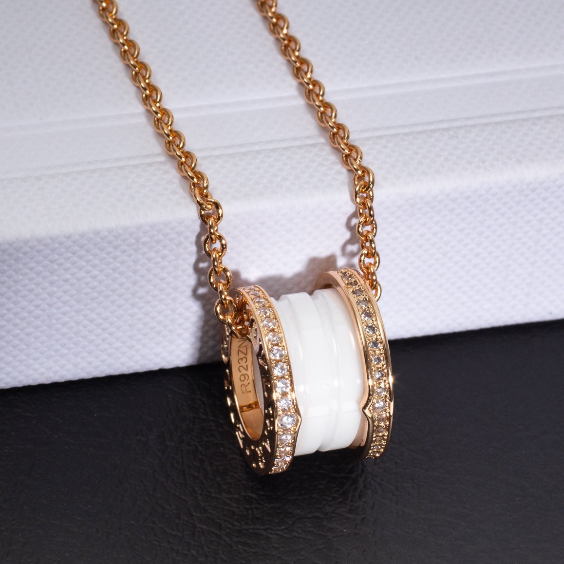 [⭐Spark]ZERO 1 WHITE CERAMIC PINK GOLD DIAMOND NECKLACE