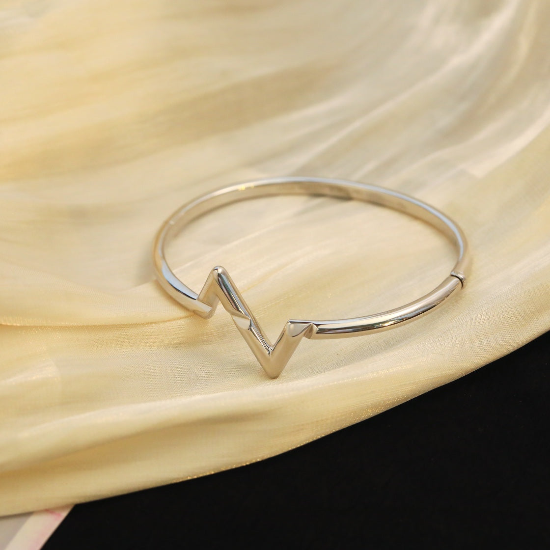[⭐Spark]VOLTE UPSITE DOWN BRACELET