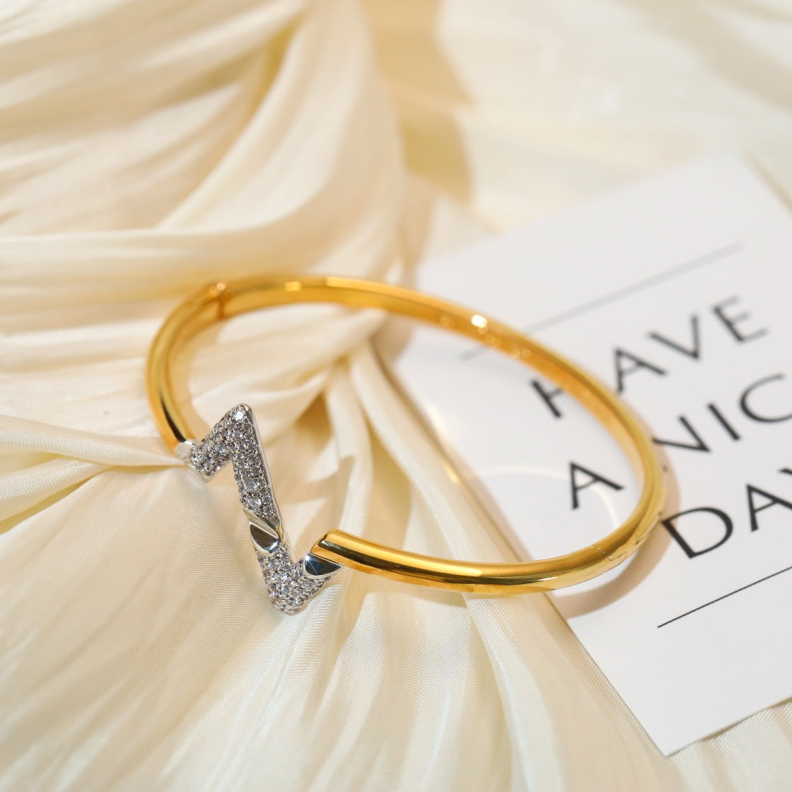[⭐Spark]VOLTE UPSITE DOWN GOLD DIAMOND BRACELET