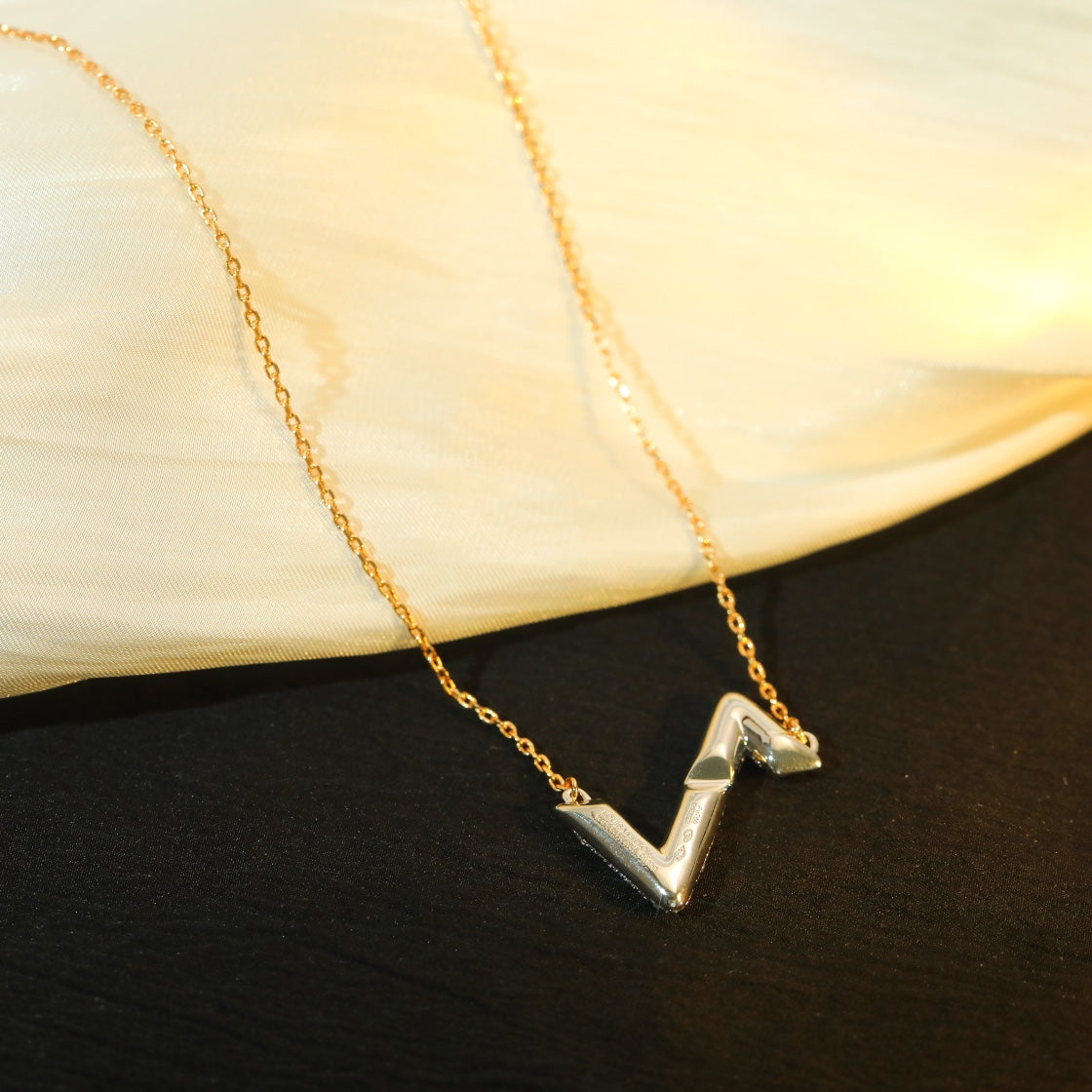 [⭐Spark]VOLT SILVER DIAMOND PEDANT NECKLACE