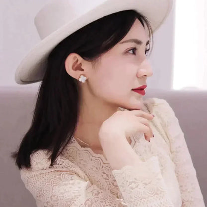 [⭐Spark]CLOVER MEDIUM 1 MOTIFS  WHITE MOP STUD EARRINGS