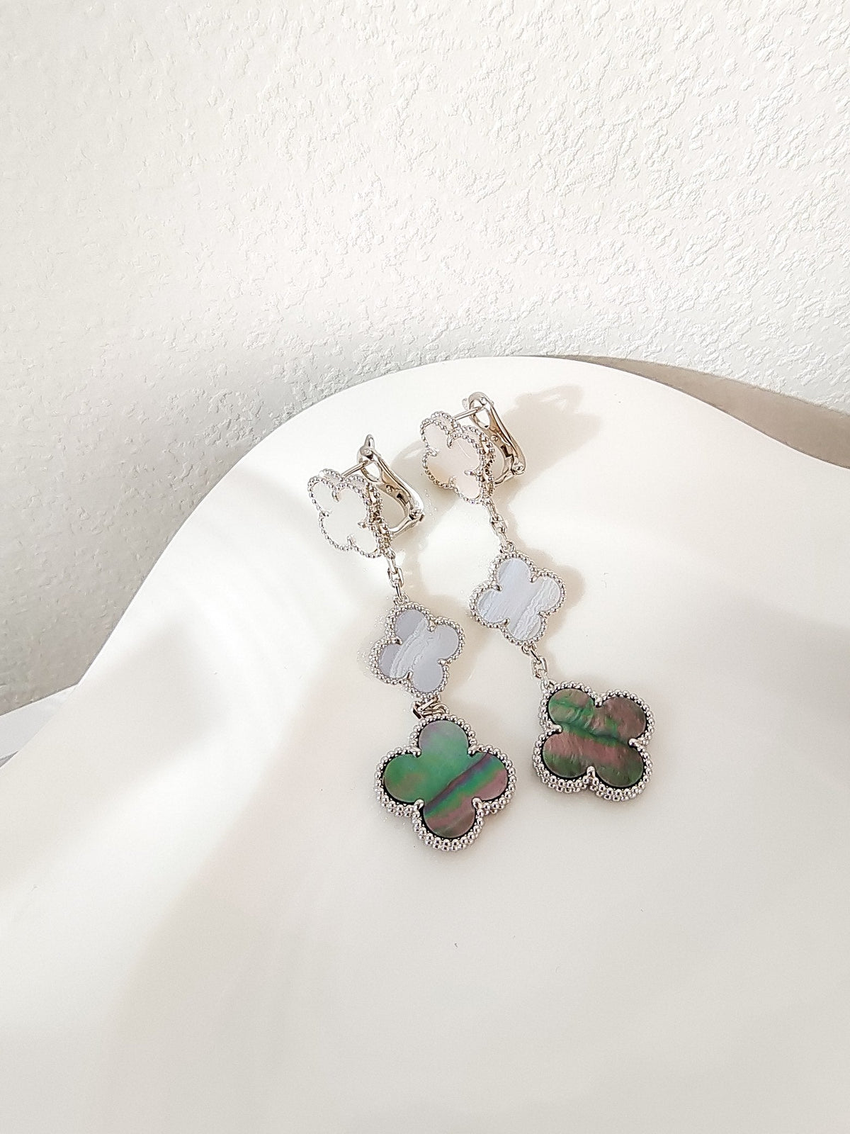 [⭐Spark]CLOVER 3 MOTIFS CHALCEDONY DARK MOP SILVER EARRINGS