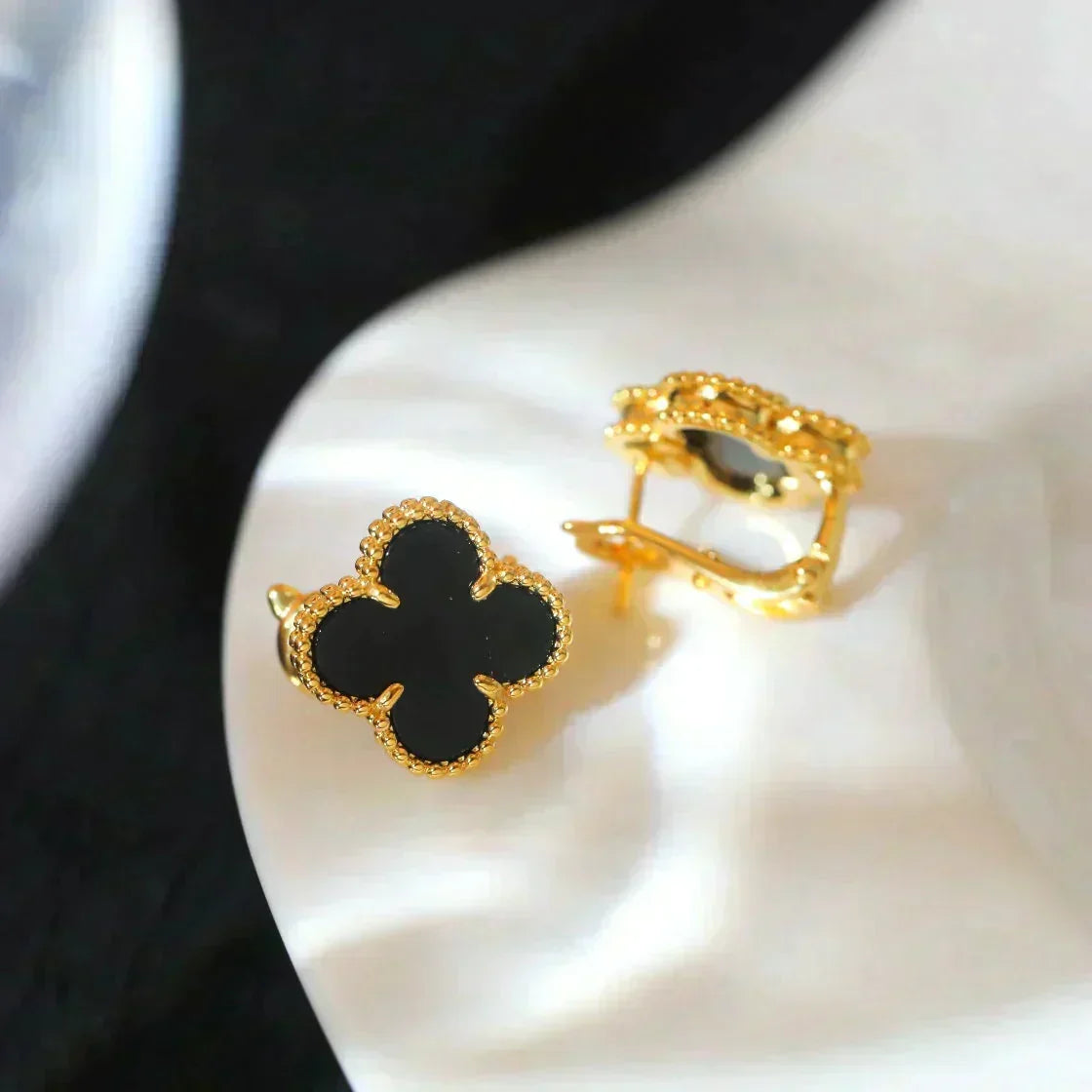 [⭐Spark]CLOVER MEDIUM 1 MOTIFS  ONYX STUD EARRINGS
