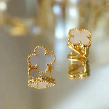 [⭐Spark]CLOVER MEDIUM 1 MOTIFS  WHITE MOP STUD EARRINGS