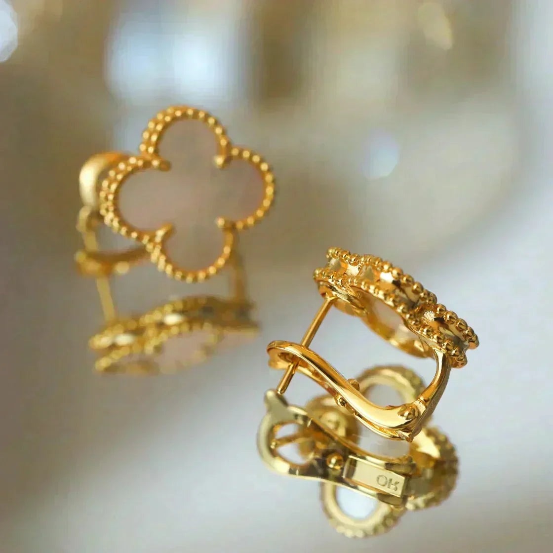 [⭐Spark]CLOVER MEDIUM 1 MOTIFS  WHITE MOP STUD EARRINGS