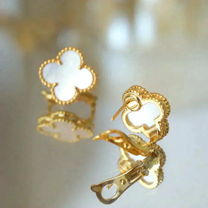 [⭐Spark]CLOVER MEDIUM 1 MOTIFS  WHITE MOP STUD EARRINGS