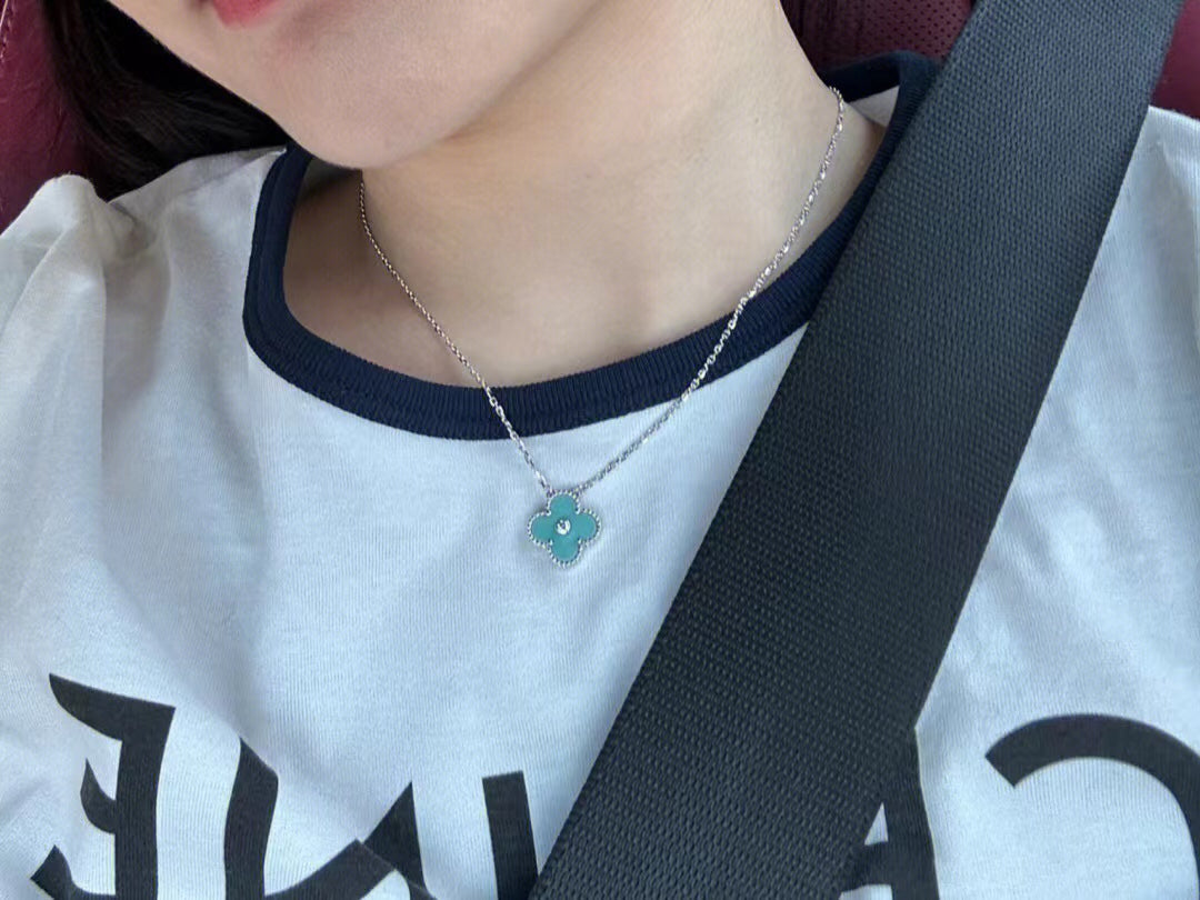 [⭐Spark]CLOVER 1 DIAMOND LIGHT BLUE SILVER NECKLACE