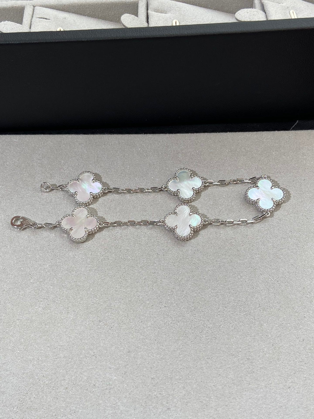 [⭐Spark]CLOVER WHITE PEARL MOP 5 MOTIF BRACELET COLLECTION