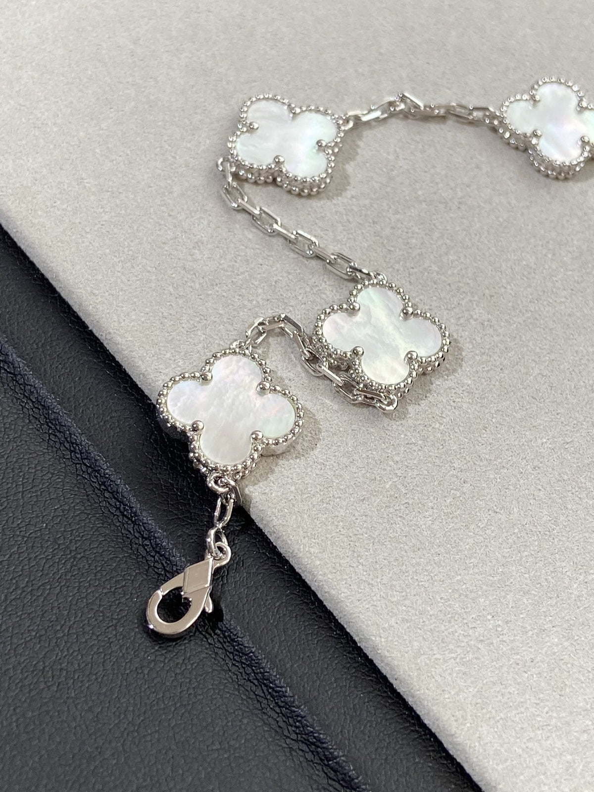 [⭐Spark]CLOVER WHITE PEARL MOP 5 MOTIF BRACELET COLLECTION