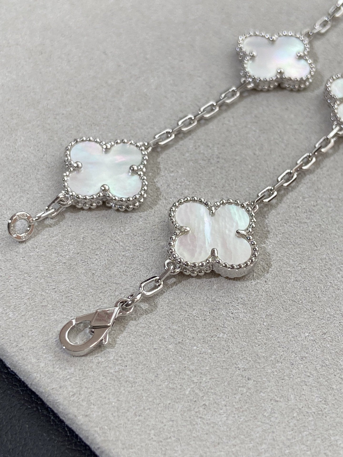[⭐Spark]CLOVER WHITE PEARL MOP 5 MOTIF BRACELET COLLECTION