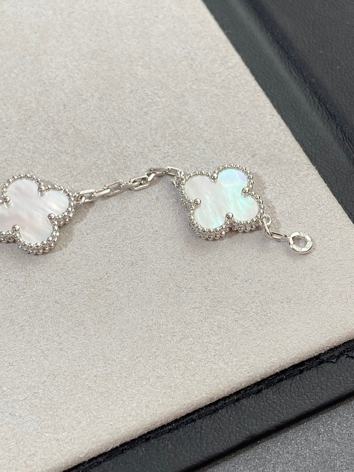 [⭐Spark]CLOVER WHITE PEARL MOP 5 MOTIF BRACELET COLLECTION