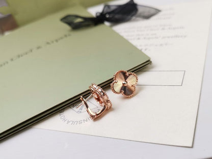[⭐Spark]CLOVER MEDIUM STUD EARRINGS