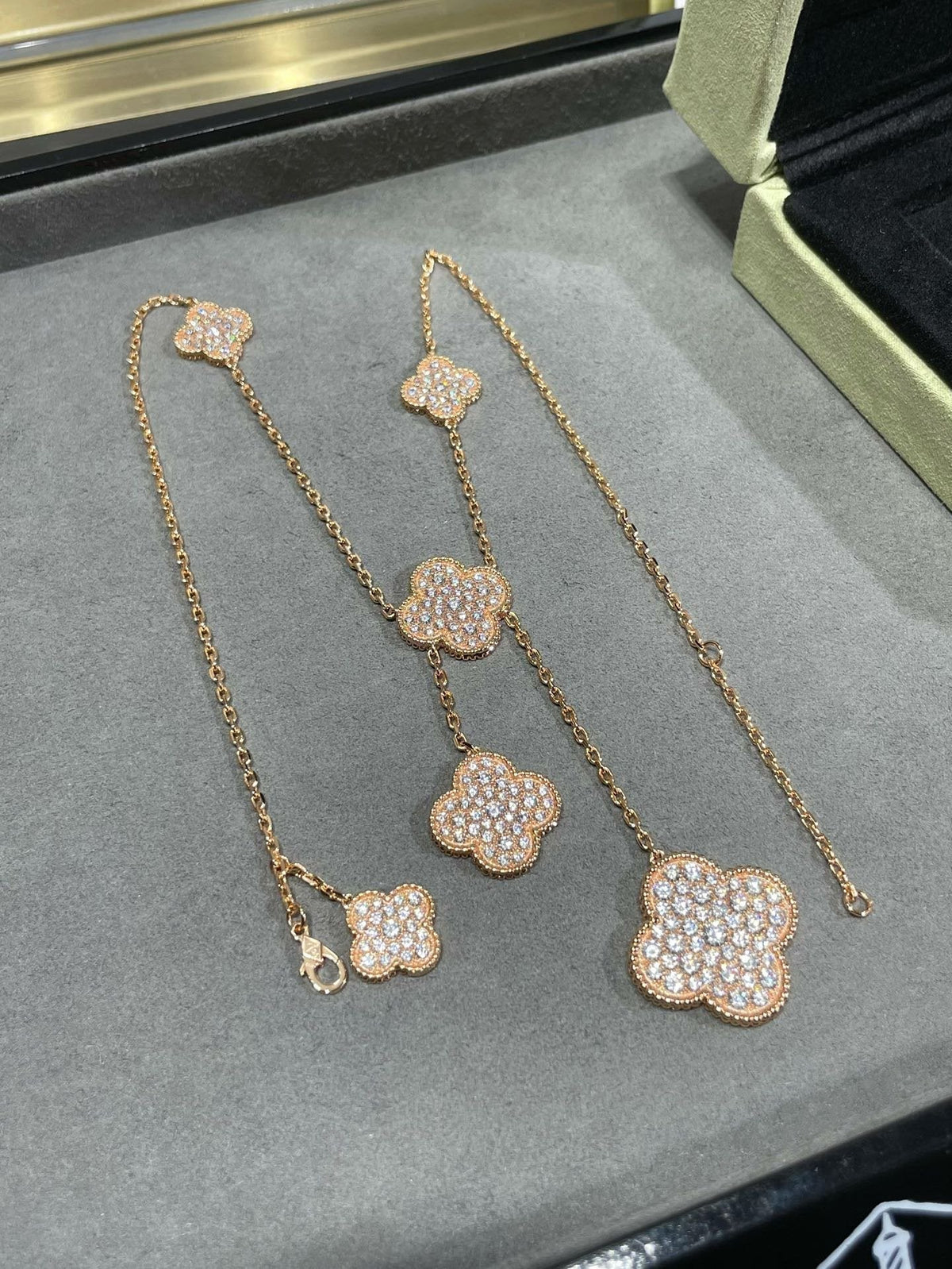 [⭐Spark]CLOVER 6 MOTIF DIAMOND PAVED NECKLACE