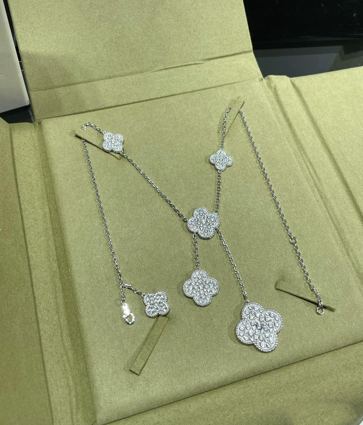 [⭐Spark]CLOVER 6 MOTIF DIAMOND PAVED NECKLACE
