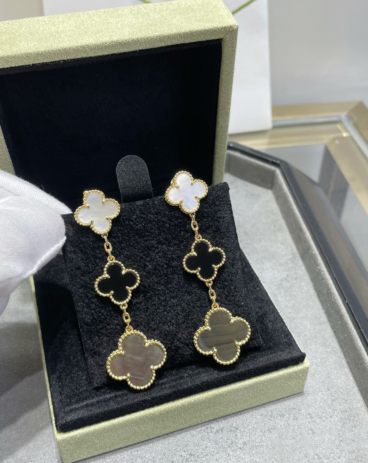[⭐Spark]CLOVER 3 MOTIF MOP ONYX DARK MOP PINK GOLD EARRINGS