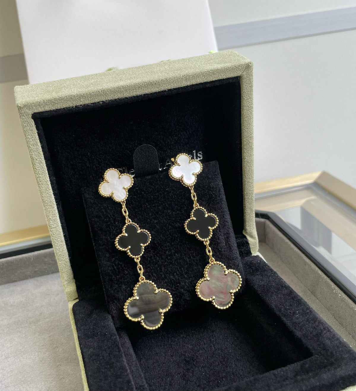[⭐Spark]CLOVER 3 MOTIF MOP ONYX DARK MOP PINK GOLD EARRINGS