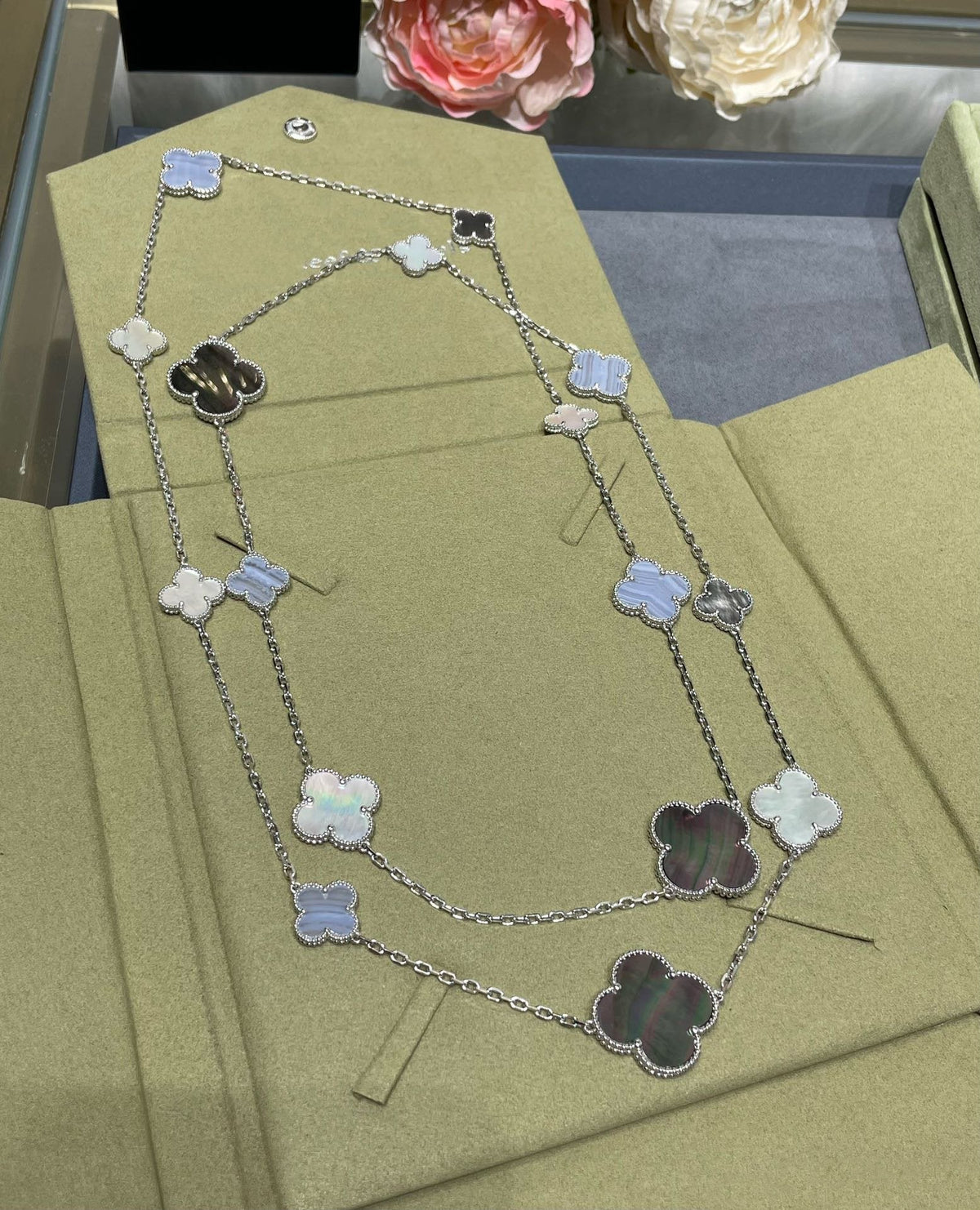 [⭐Spark]CLOVER 16 MOTIF CHALCEDONY MOP SILVER NECKLACE