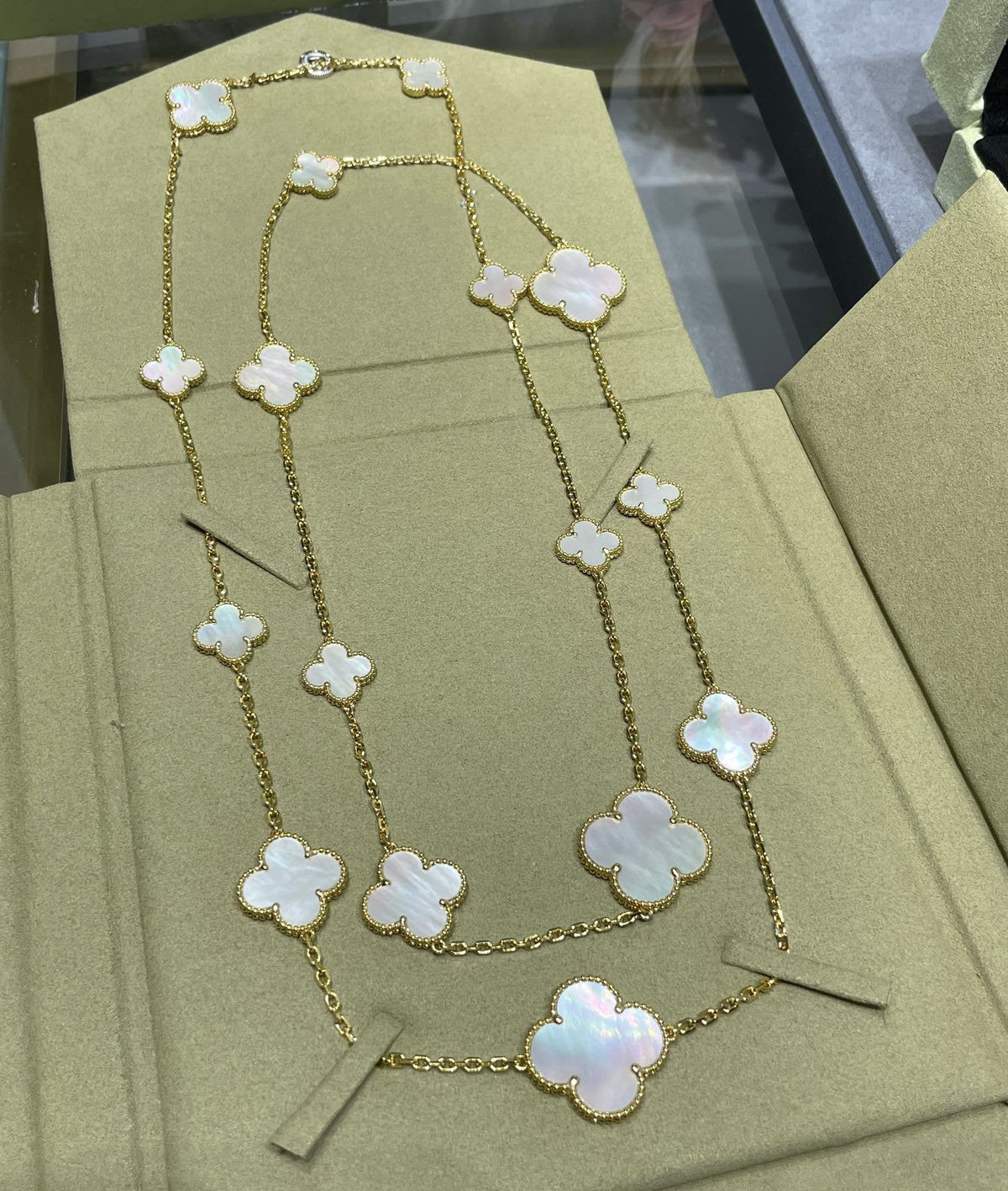 [⭐Spark]CLOVER 16 MOTIF WHITE MOP GOLD NECKLACE
