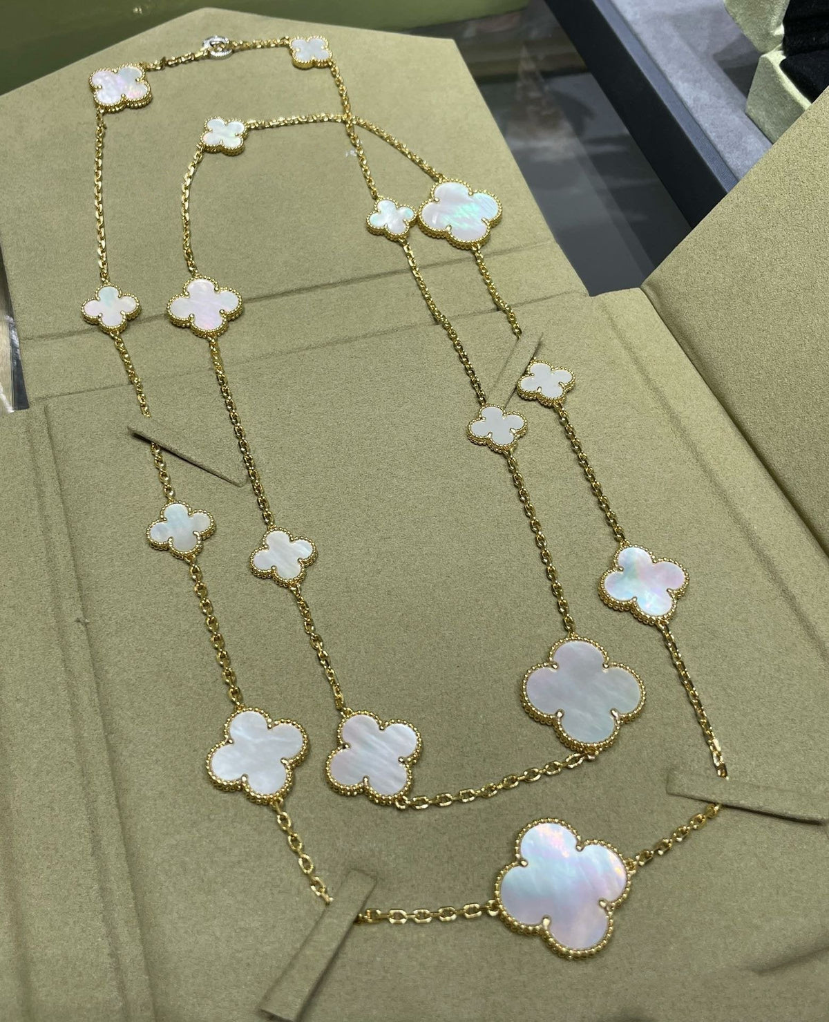 [⭐Spark]CLOVER 16 MOTIF WHITE MOP GOLD NECKLACE