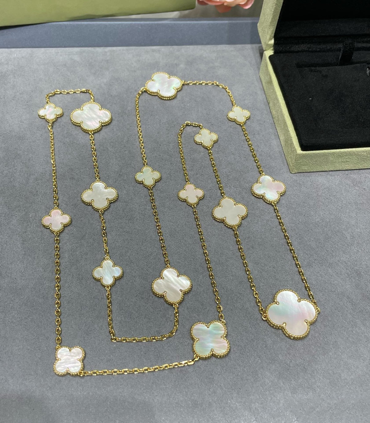 [⭐Spark]CLOVER 16 MOTIF WHITE MOP GOLD NECKLACE