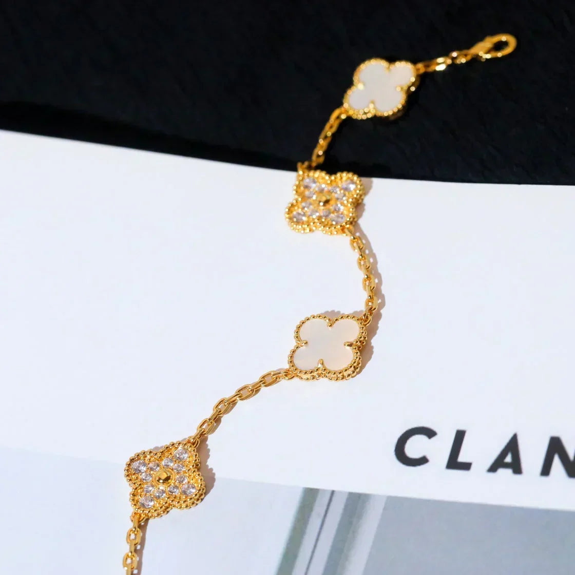 [⭐Spark]CLOVER WHITE PEARL MOP 5 MOTIF BRACELET COLLECTION