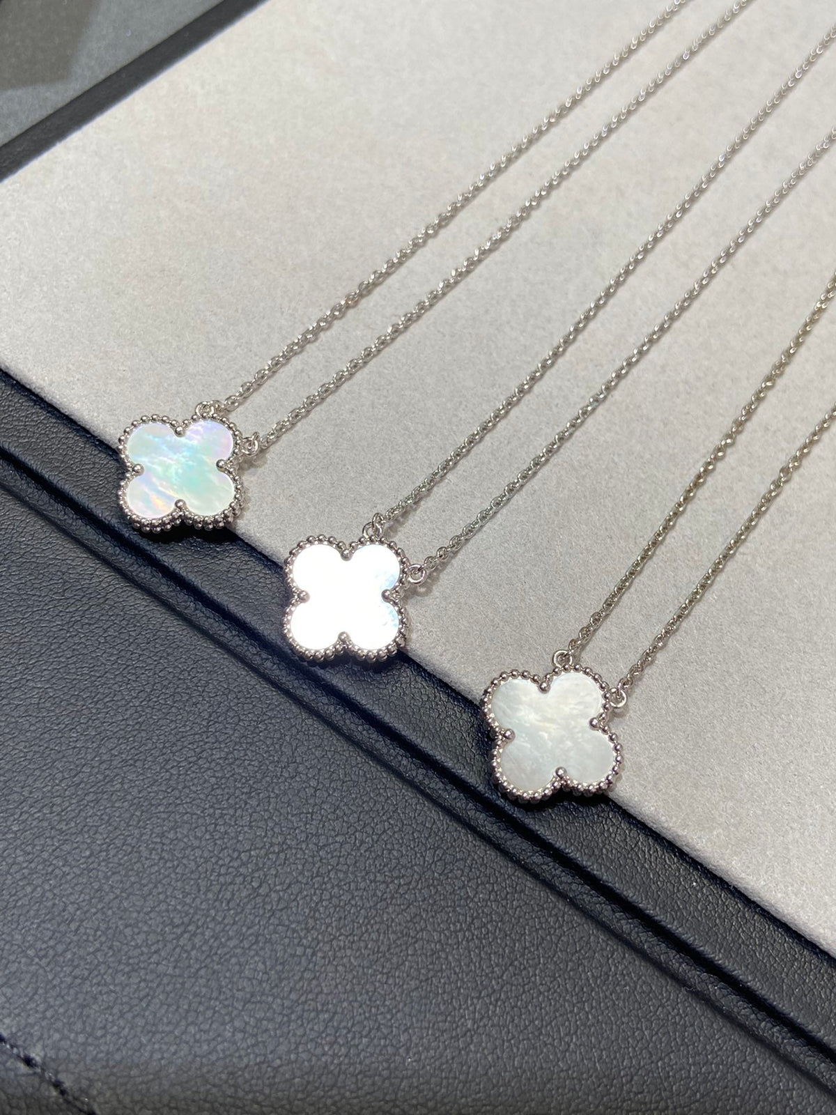 [⭐Spark]CLOVER MEDIUM SILVER WHITE MOP NECKLACE