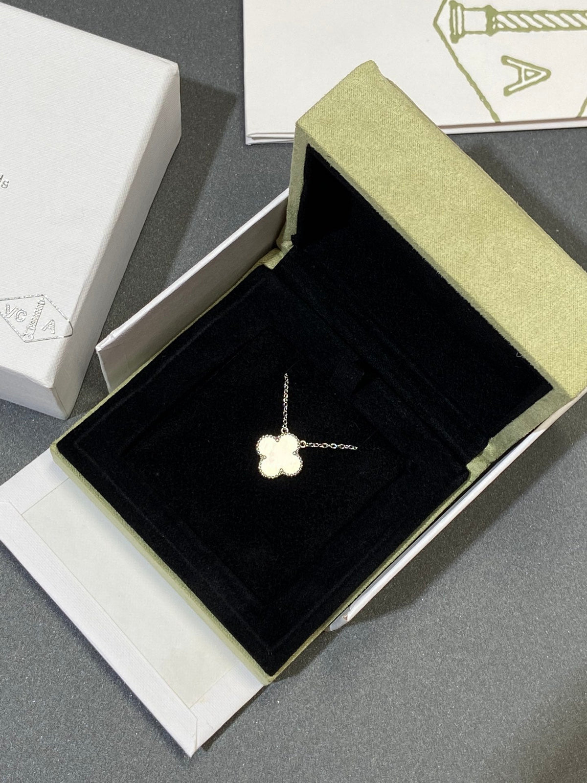 [⭐Spark]CLOVER MEDIUM SILVER WHITE MOP NECKLACE