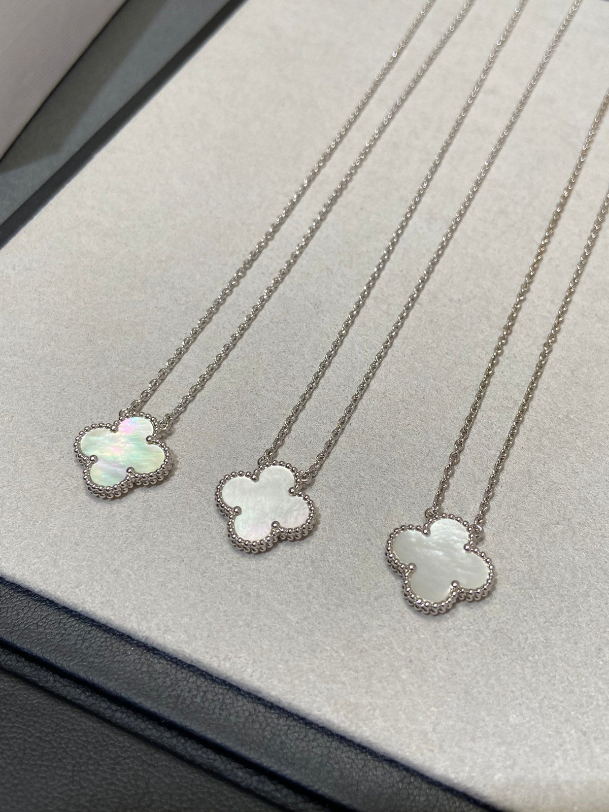 [⭐Spark]CLOVER MEDIUM SILVER WHITE MOP NECKLACE
