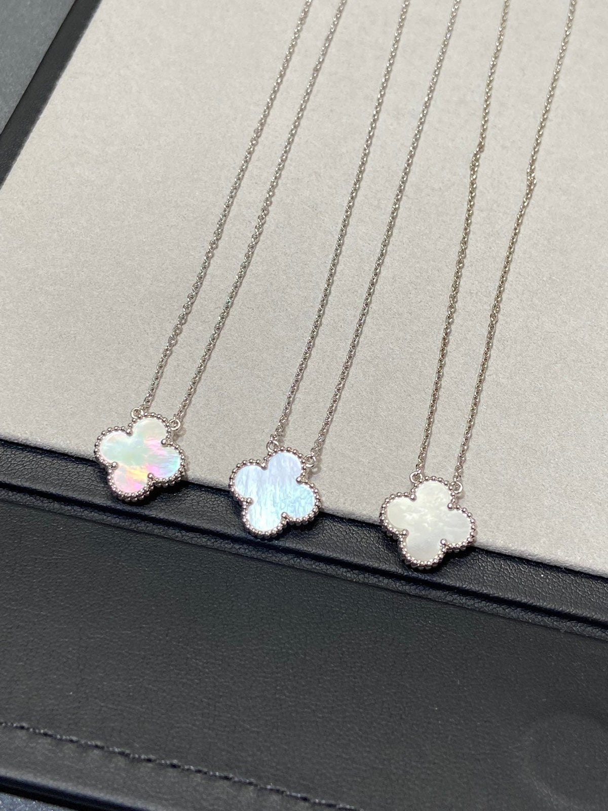 [⭐Spark]CLOVER MEDIUM SILVER WHITE MOP NECKLACE