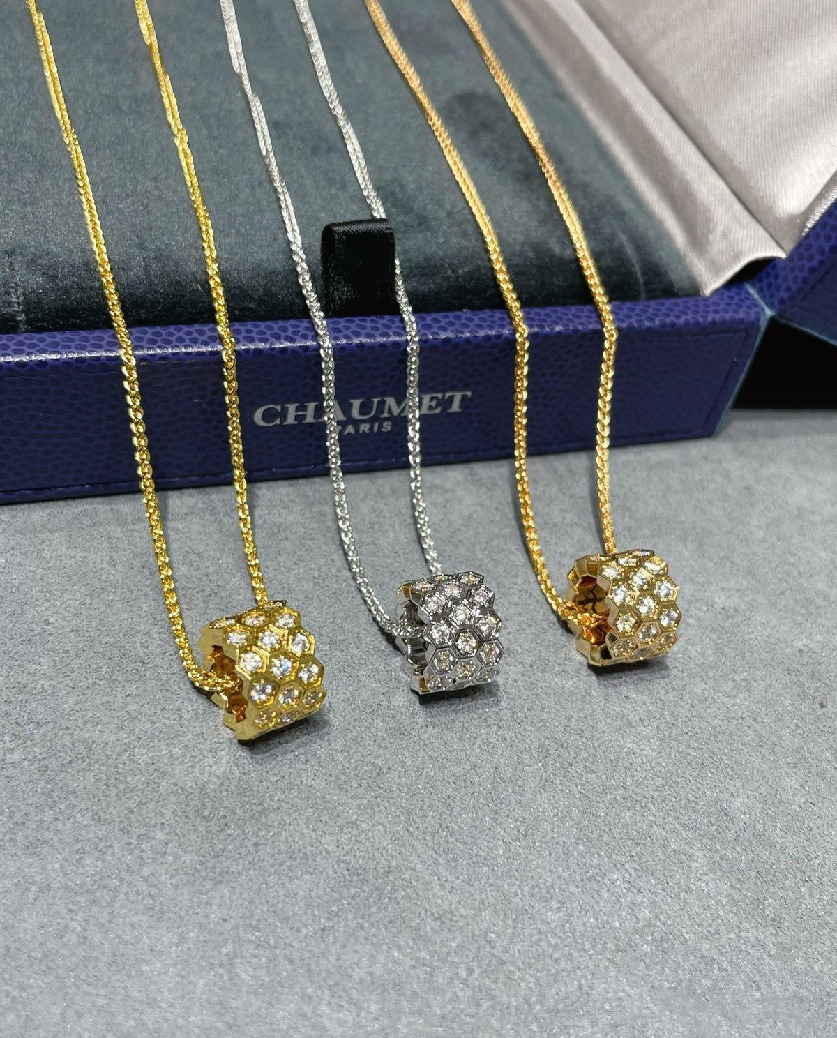 [⭐Spark]BEE LOVE DIAMOND PAVED 3 ROW NECKLACE