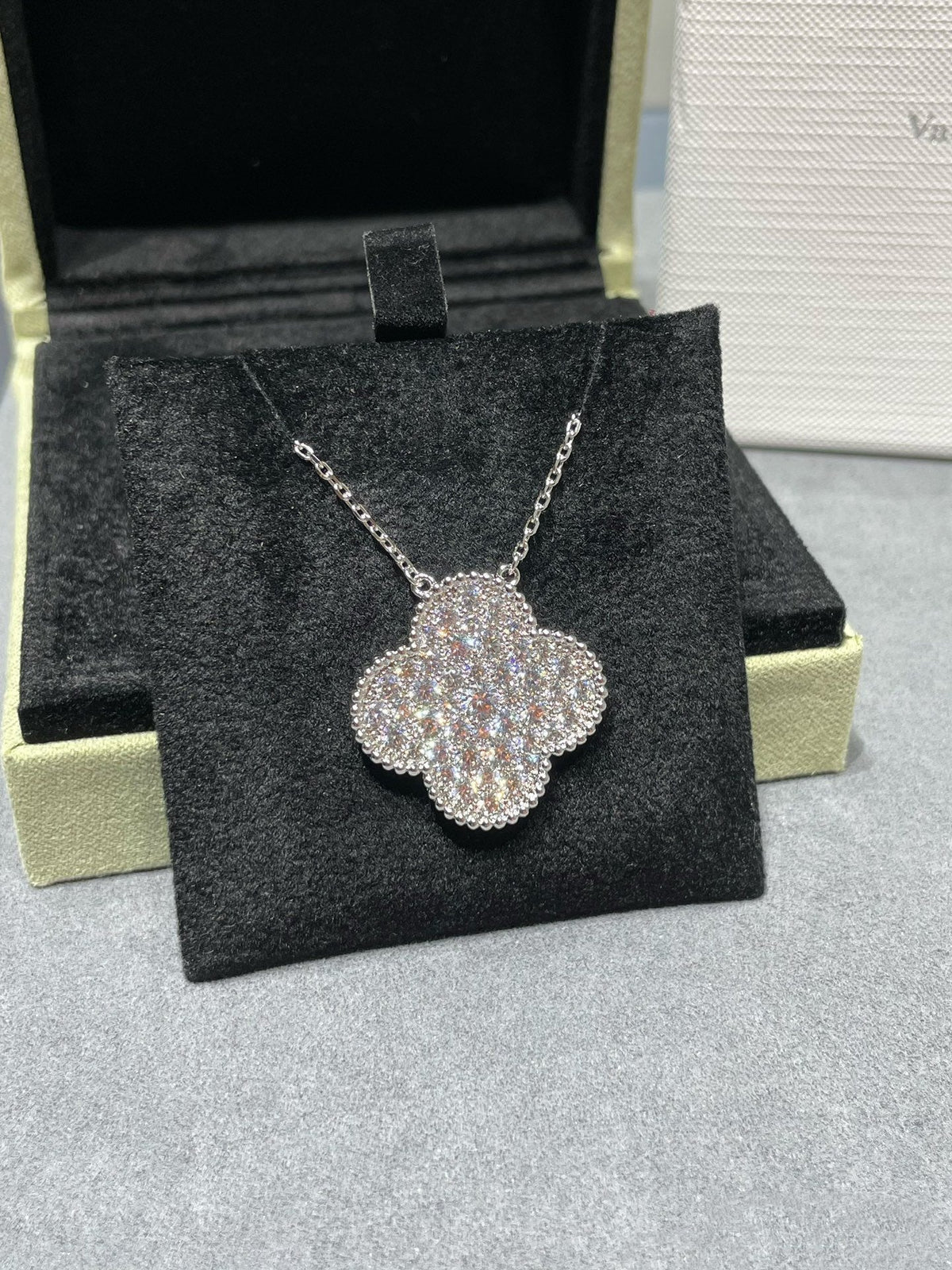 [⭐Spark]CLOVER 25MM LARGE PENDANT DIAMOND PAVED SILVER NECKLACE