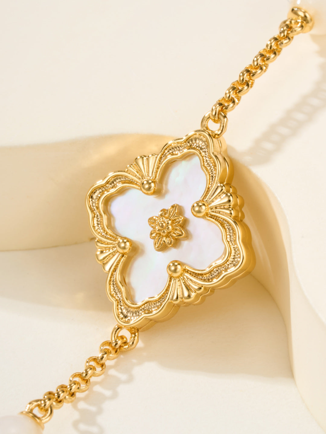 [⭐Spark]B.C.L ENAMELED Three-Flower Bracelet（Trumpet)